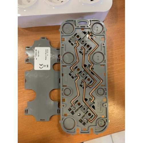 Розетка тройная со шторками, белый, Forix 782438 Legrand