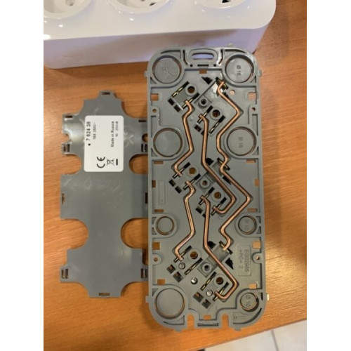 Розетка тройная со шторками, слоновая кость, Forix 782468 Legrand